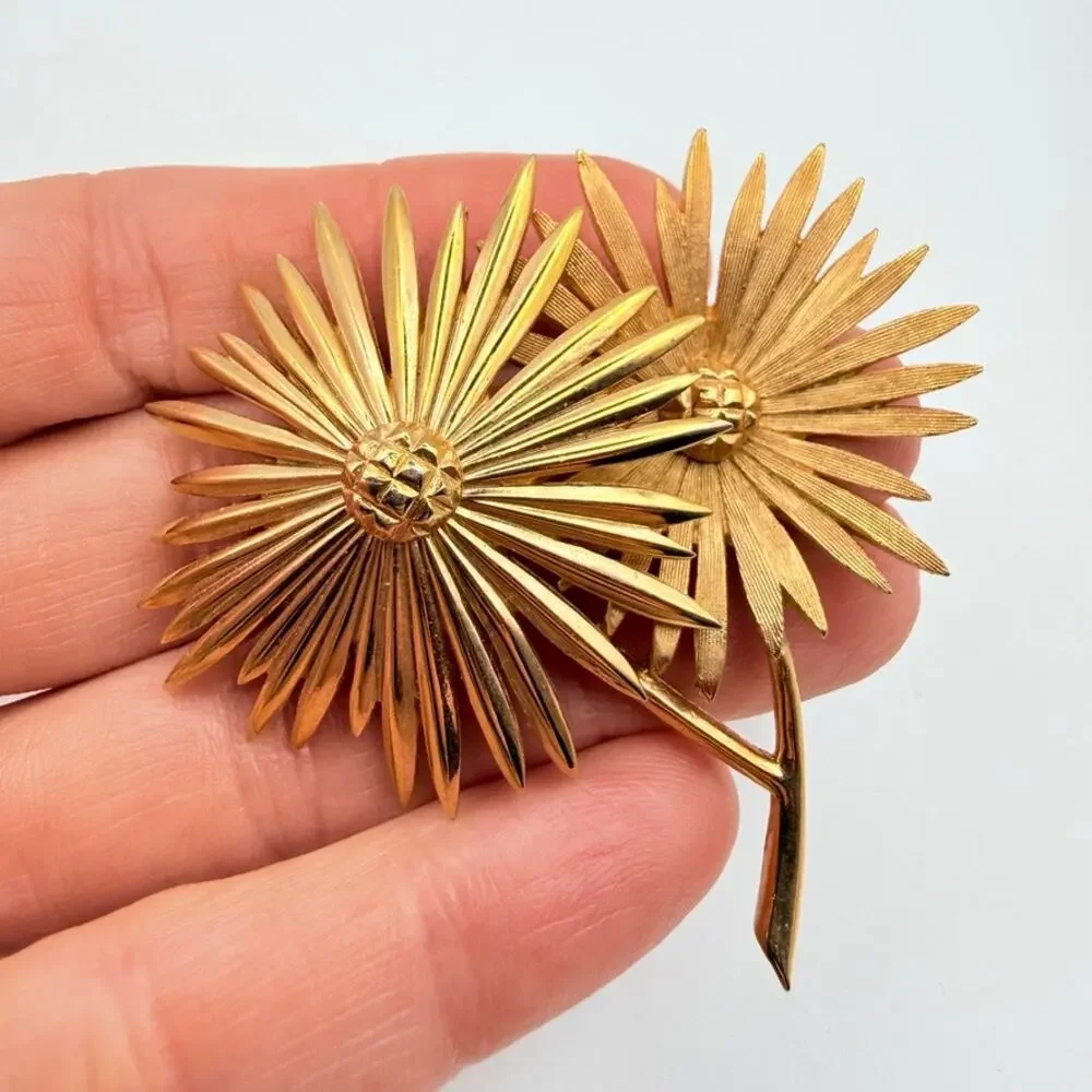 Vintage Crown Trifari double Daisy Mid Century Brooch Pin Gold Tone
